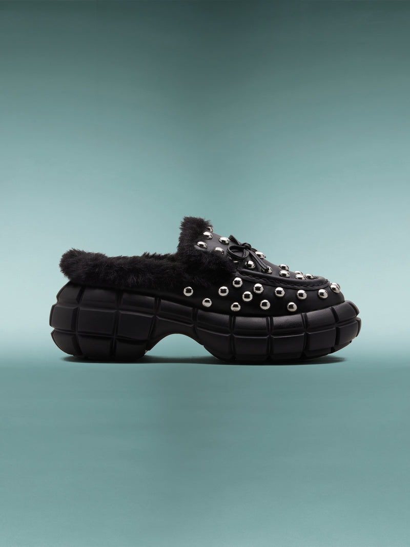 LUCIA BLACK STUD